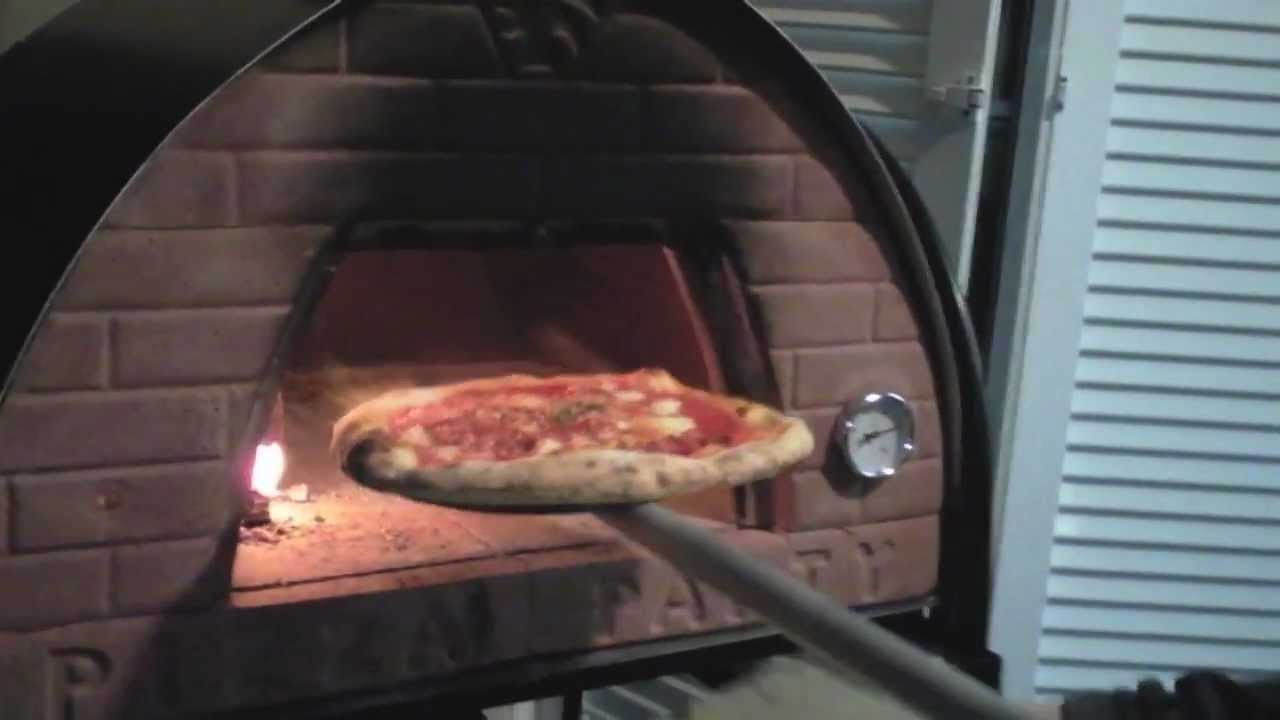 How to make real Neapolitan pizza with a master pizzamaker - Pizza recipe with Pizza Party oven