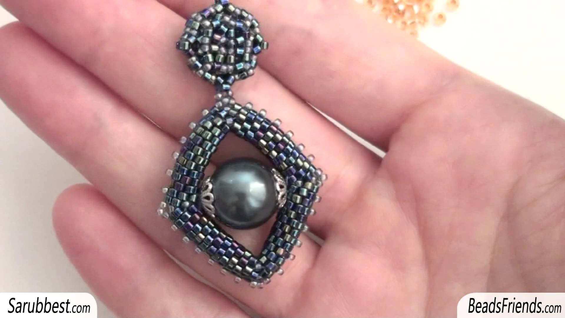 Sarubbest: orecchini pendenti realizzati con perline Delica, Rocailles e perle Swarovski Sarubbest