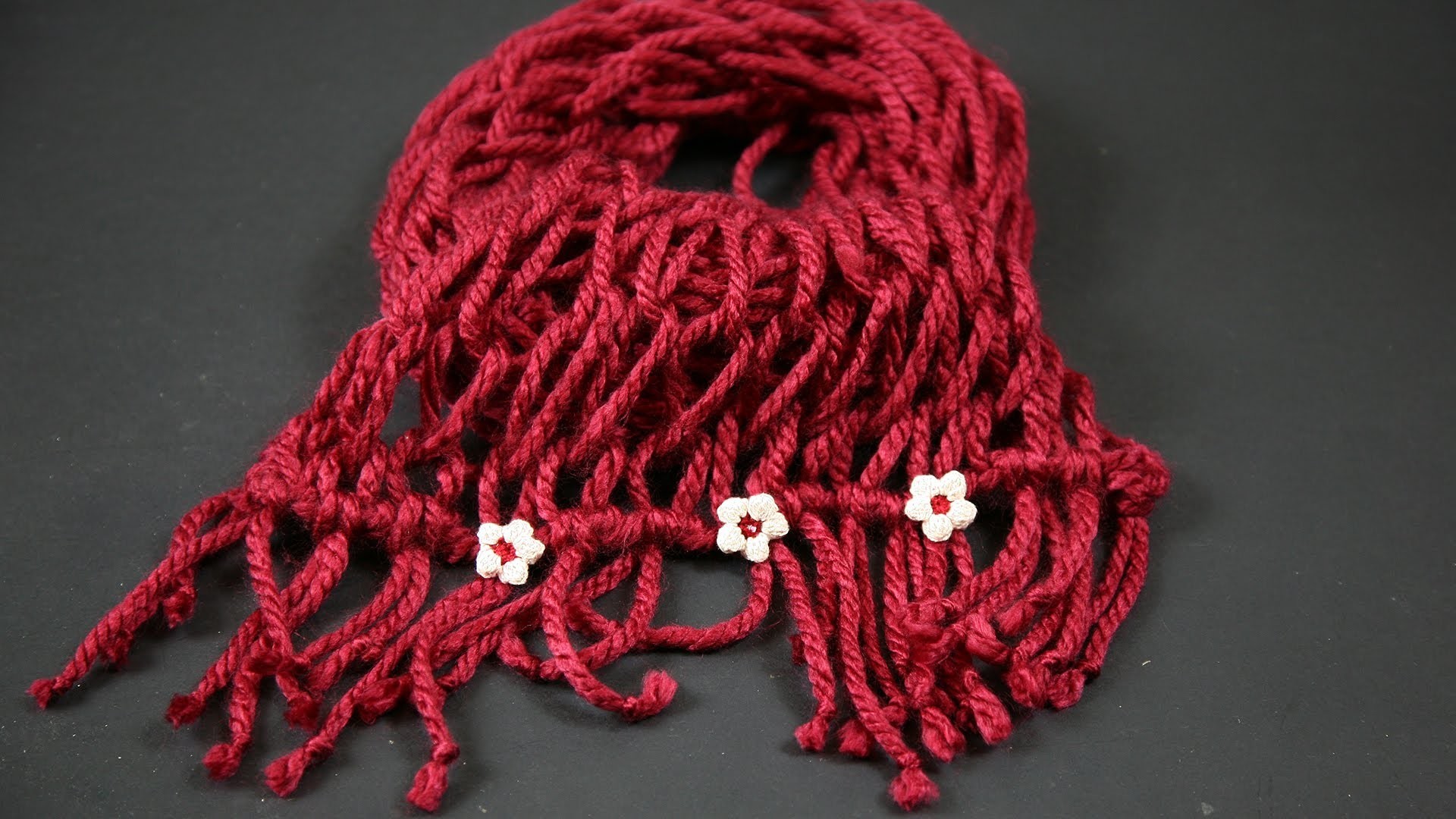 Tutorial sciarpa di lana con lavorazione senza ferri solo con l'uso delle mani