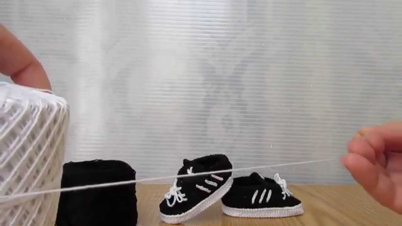 Scarpette stile Adidas nere e bianche realizzate a uncinetto, a mano!!