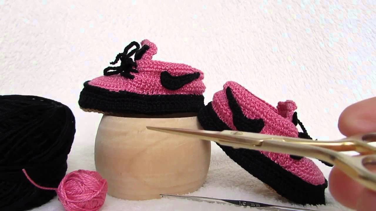 Scarpette stile Nike rosa e nere, realizzate a uncinetto, con ottimi materiali e realizzate a mano.