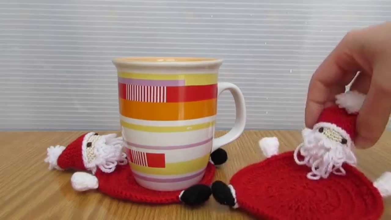 Babbo Natale realizzato a uncinetto e amigurumi, sotto tazza babbo Natale.