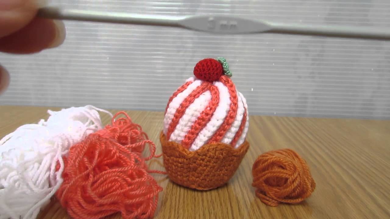 Cupcake realizzato a mano a uncinetto con filati in lana, ideale come idea regalo.