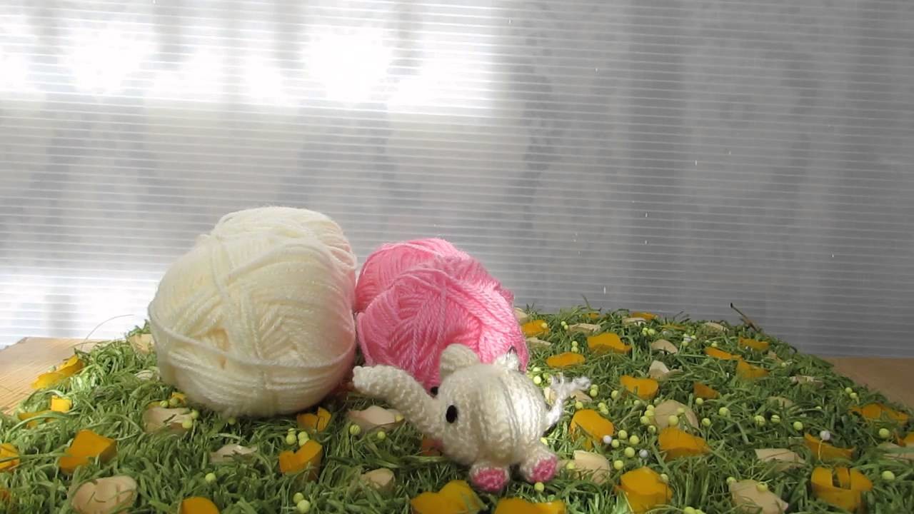 Elefantino ciondolo realizzato con tecnica amigurumi e filati in lana.
