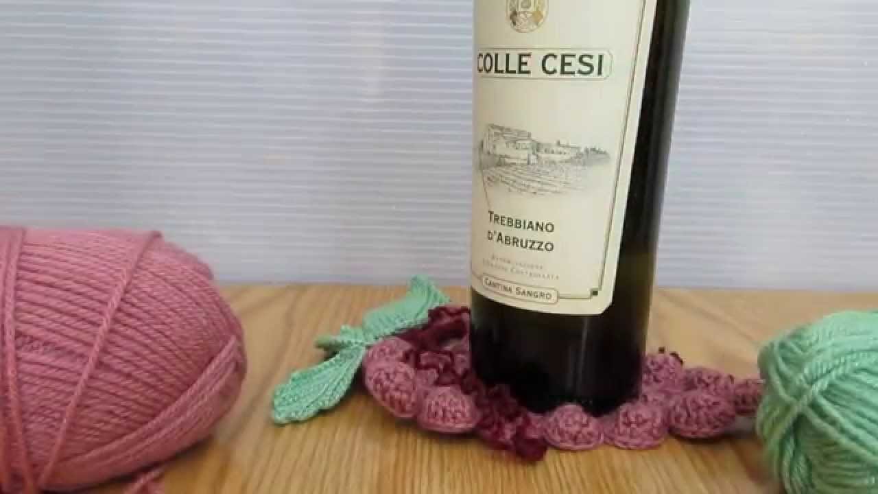 Sotto bottiglia per vino a forma d'uva realizzato a mano e a uncinetto. Coccinelle creative. HD.