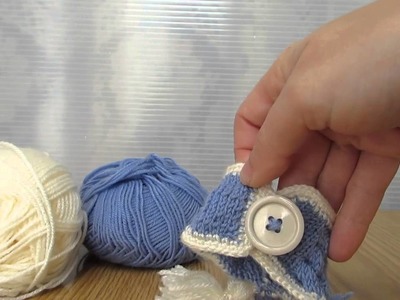 Bracciale con bon bon realizzato a maglia e filati in lana. Coccinelle Creative, official.