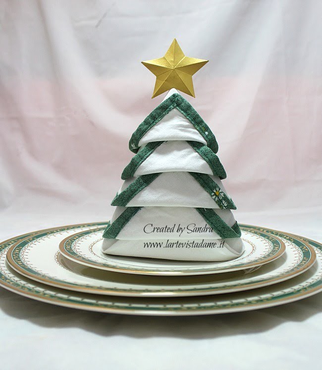 Tovagliolo piegato ad Albero di Natale-Christmas Tree Napkin Folding-Natale Fai da te-DIY