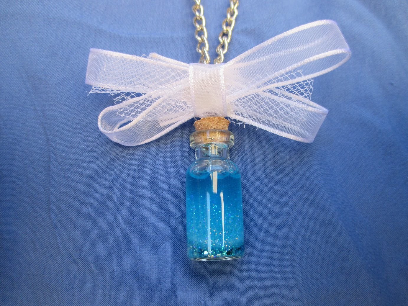D.I.Y:Collana bottiglietta con acqua colorata e glitter