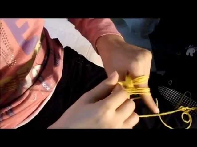 Treccia tubolare di lana lavorata con le mani