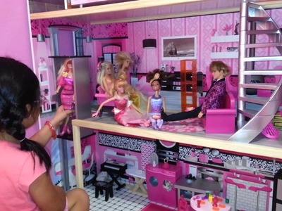 Yali mostrando su casa de barbie