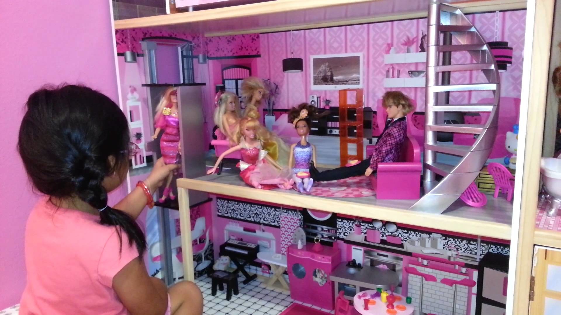 Yali mostrando su casa de barbie