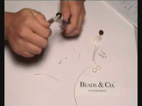 Fare un paio di  orecchini con madreperla - lezione 15 - Beads&Co