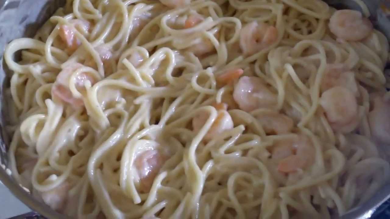 Espagueti Alfredo con camarones - Spaghetti Alfredo with Shrimp