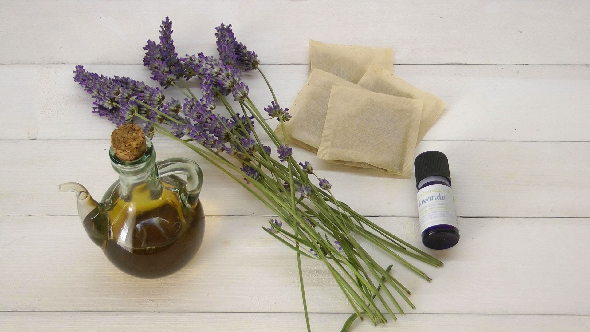 DIY tonico viso per pelli sensibili a base di camomilla e lavanda