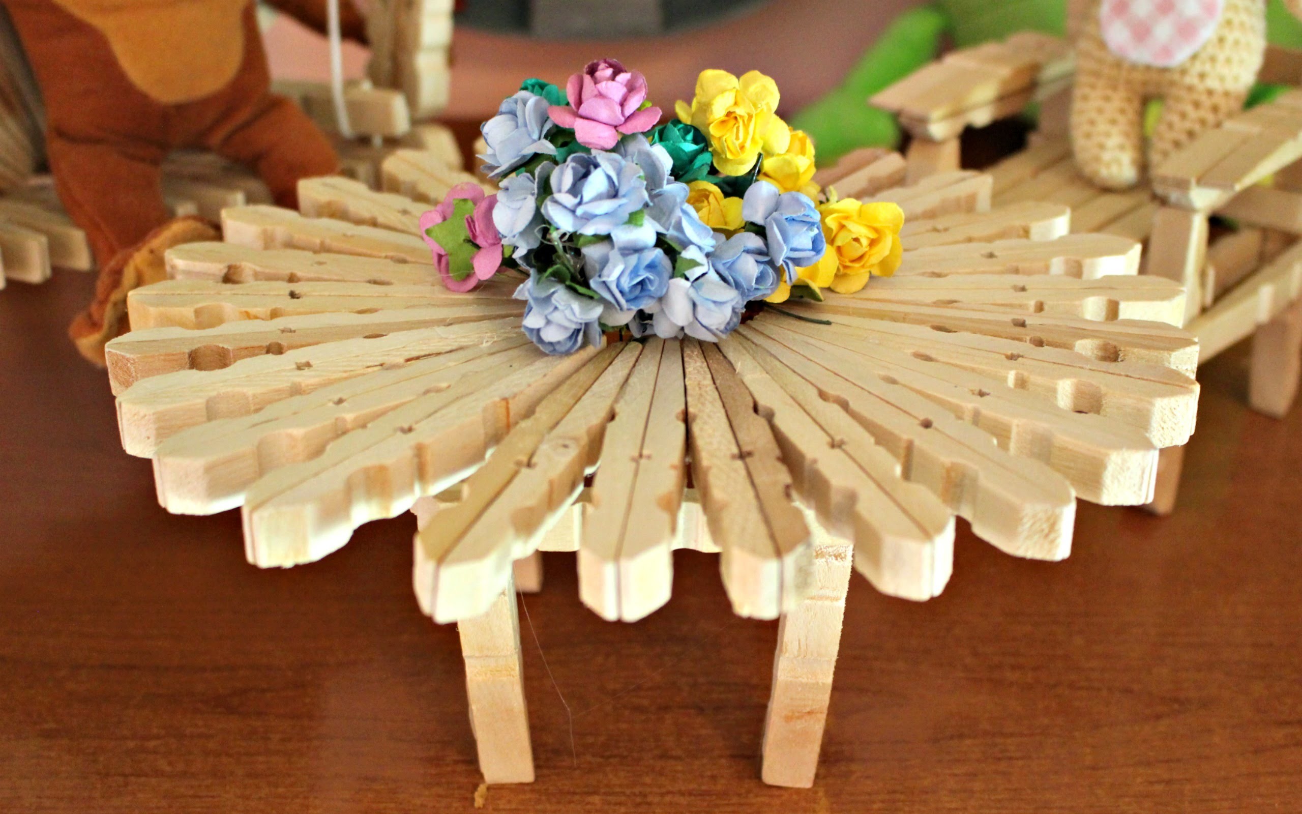 Tavolino con mollette DIY ● How to make a table with Clothespins | World Of Amigurumi