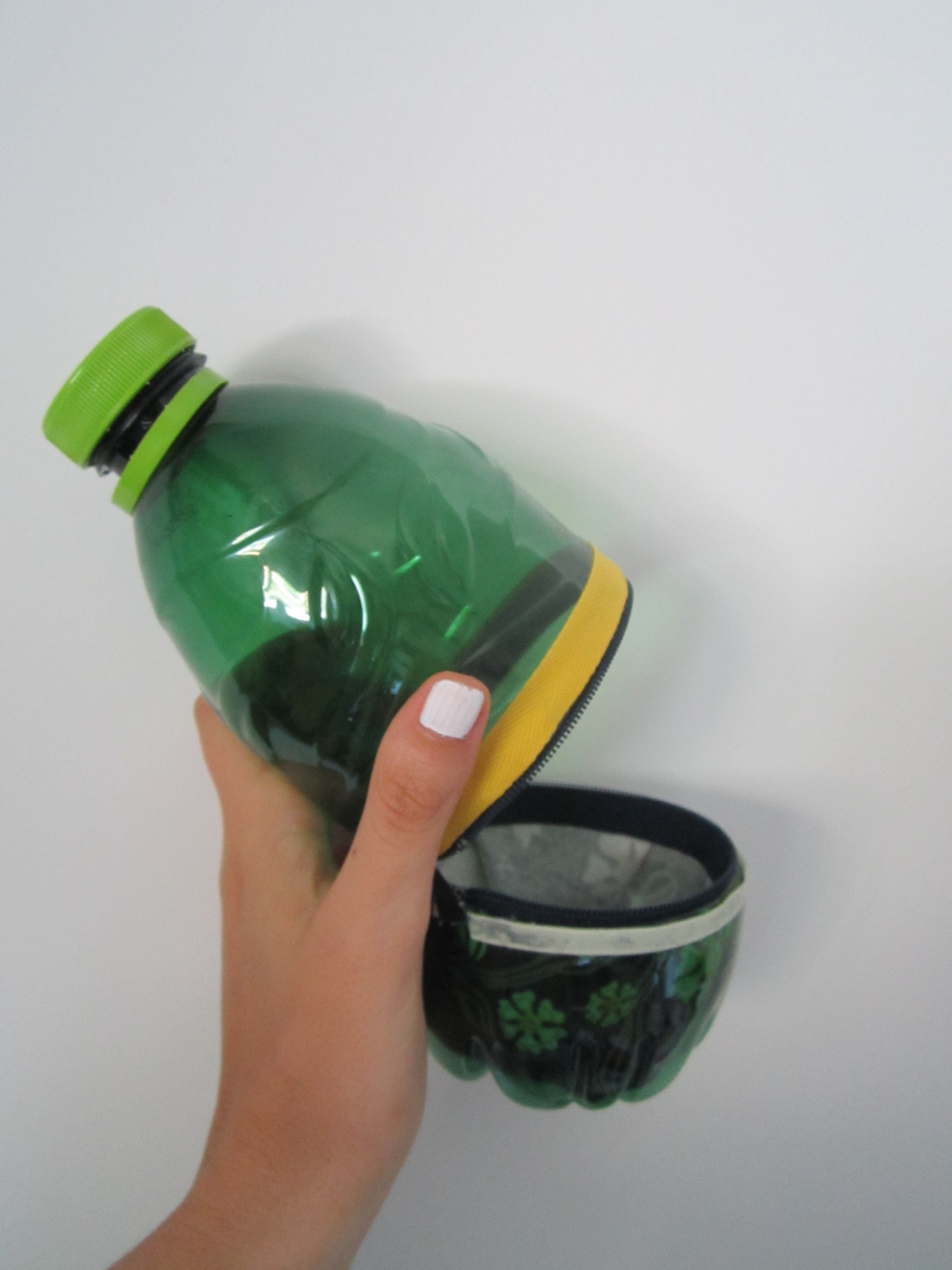 DIY bottiglia portatutto (pochette.borsetta con bottiglia di plastica)