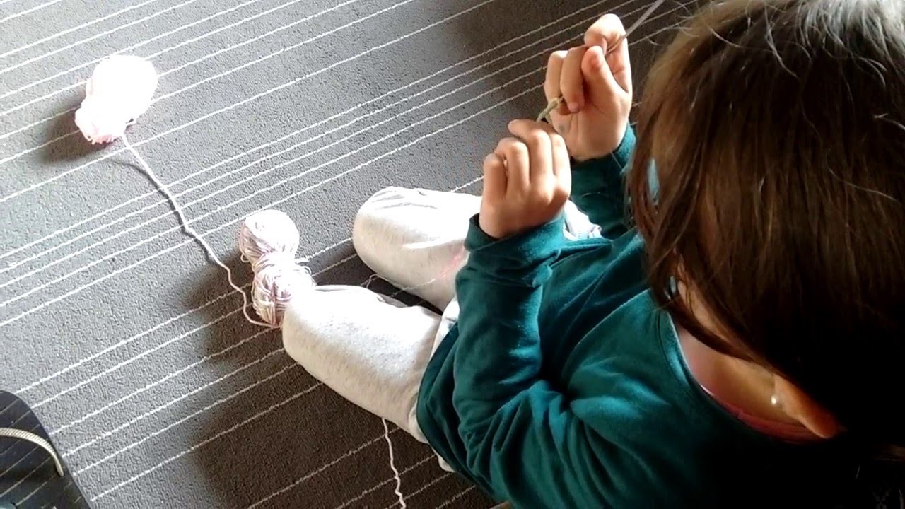 Filha aprendendo crochet. Figlia imparando uncinetto