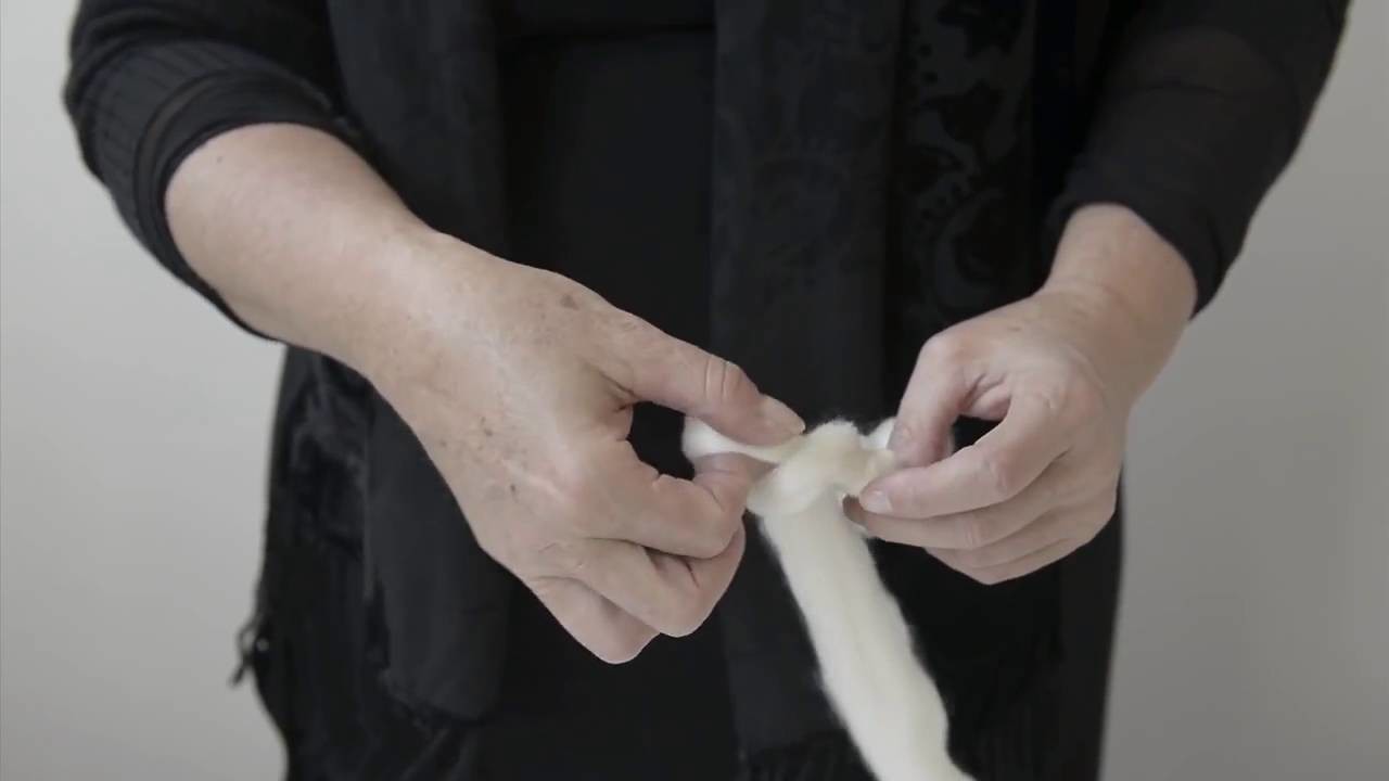 Come realizzare una lavorazione a catenella con le dita - Giant Knitting passo 1