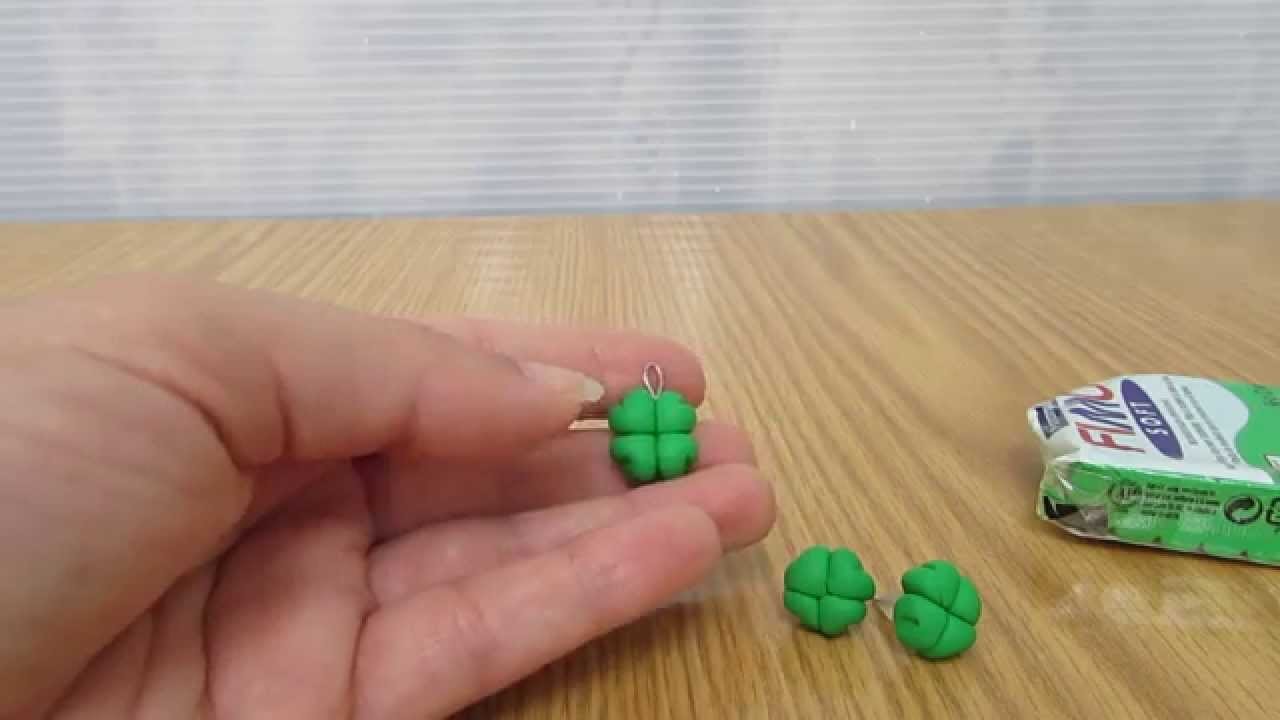 Ciondolo realizzato in fimo a forma di quadrifoglio. Fantastica idea regalo !!!!