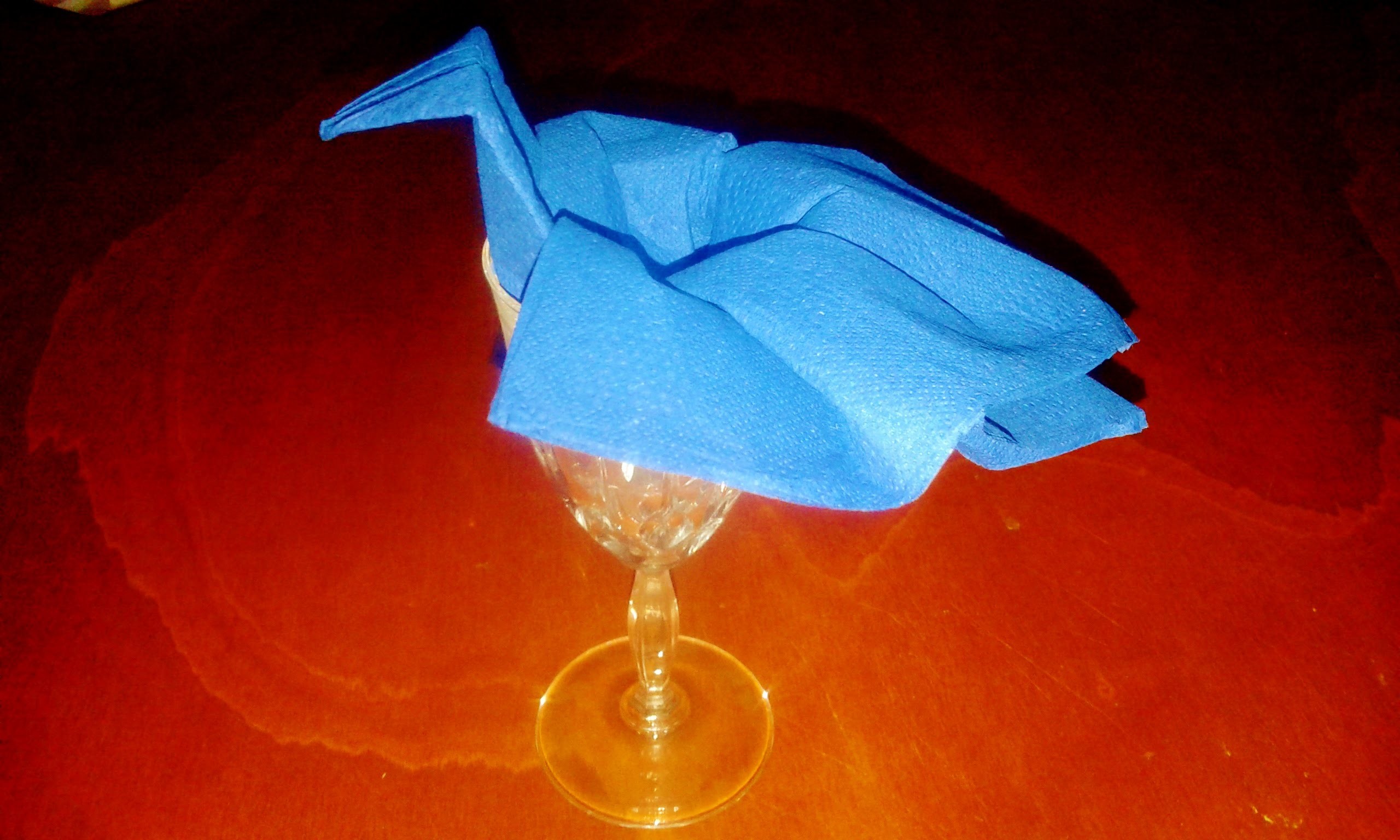 Piegare i Tovaglioli Cigno nel Bicchiere.How to Fold Towels Swan