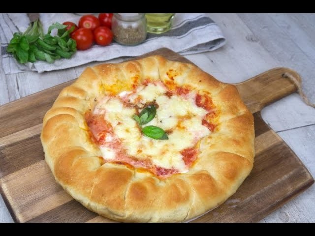Pizza con cornicione ripieno: l'idea sfiziosa per una cena da leccarsi i baffi!