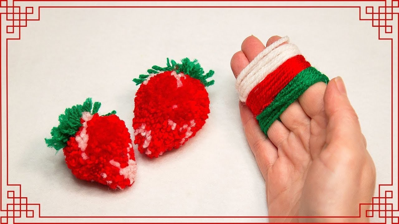 Ottima idea su come fare le fragole con le dita e il filo per maglieria!