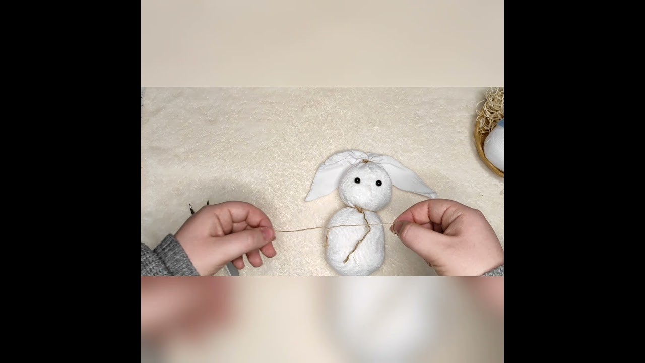Tutorial di Pasqua - Easter DIY - Realizziamo un coniglietto da un calzino