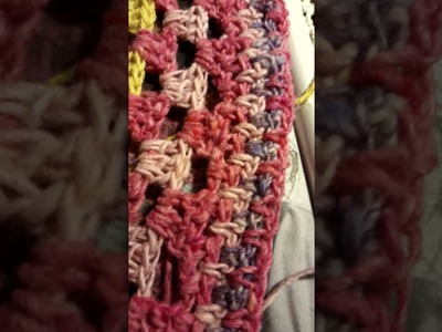 Mini scialle.scaldacollo???? filati Lollo Crea in un gioco Granny ispirato dallo speciale "più Maglia"