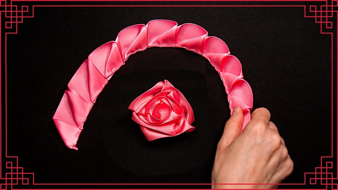 Molto semplice e veloce: una rosa da un nastro di raso!