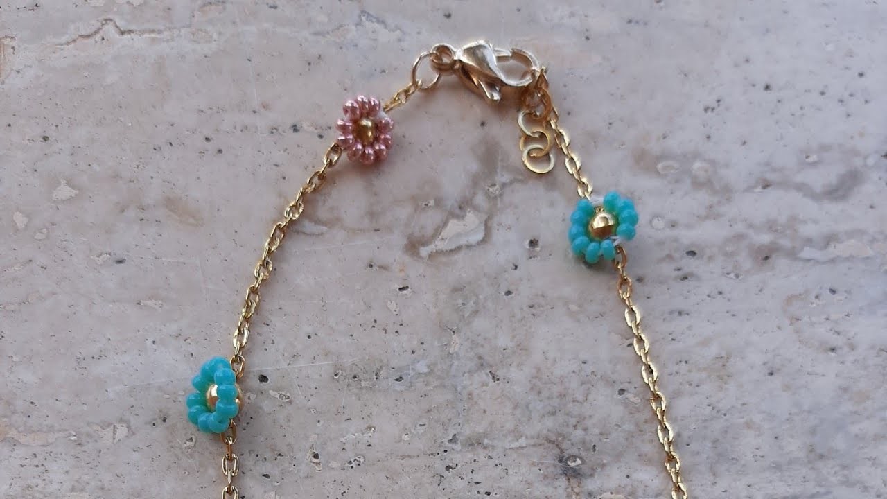 Fiorellini di perline su catena in acciaio.