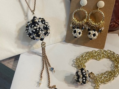 Creazioni in tessitura di perline . Collana , bracciale e orecchini con sfera da 25 mm e da 12 mm