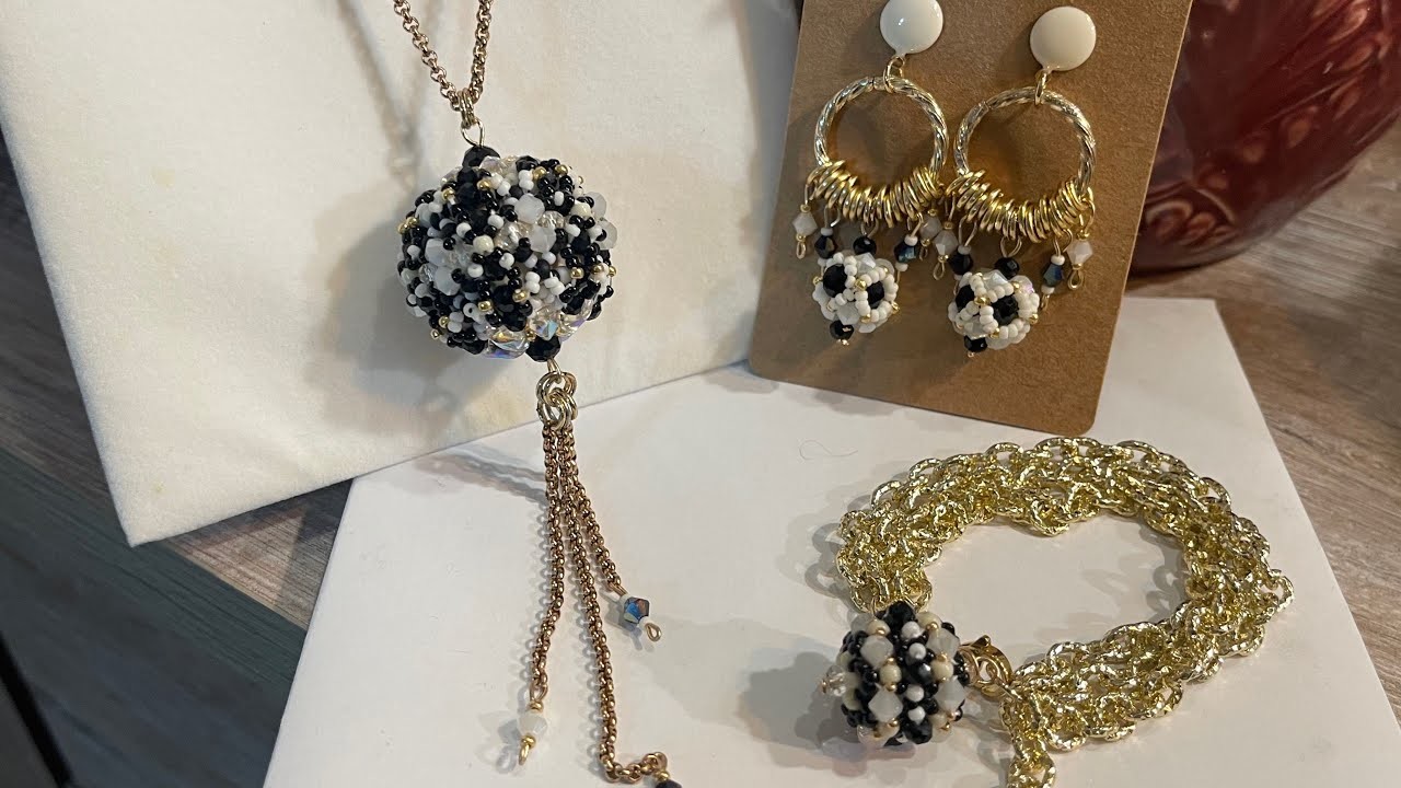 Creazioni in tessitura di perline . Collana , bracciale e orecchini con sfera da 25 mm e da 12 mm
