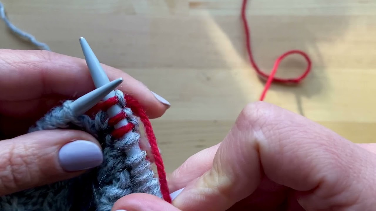 Come introdurre un secondo colore nella lavorazione a maglia