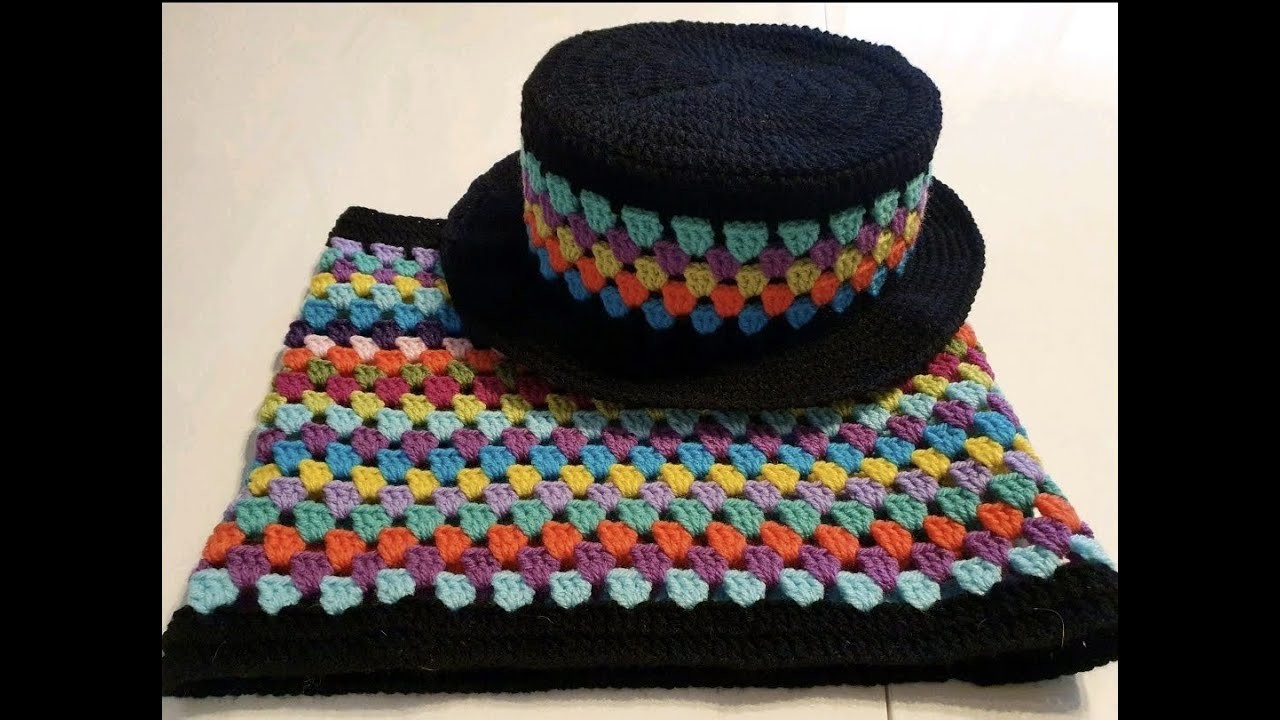 Cappello e scaldacollo  coordinati realizzati all'uncinetto