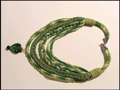Collana realizzata all'uncinetto con cuore  in cristallo verde.