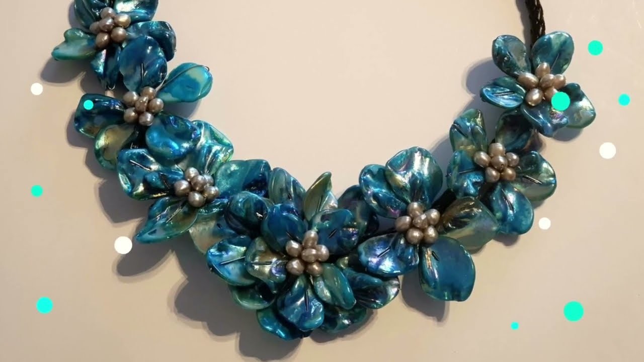 Collana con fiori di madreperla azzurra
