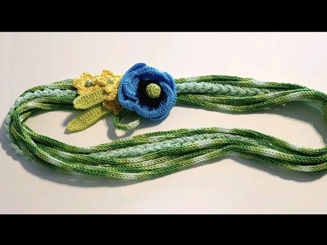 Collana realizzata in filo verde sfumato e tricotin con fiori all'uncinetto applicati