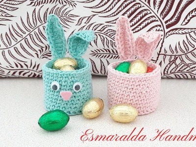 Coniglietto porta ovetti.The rabbit brings the chocolate eggs.El conejo trae los huevosde chocolate.