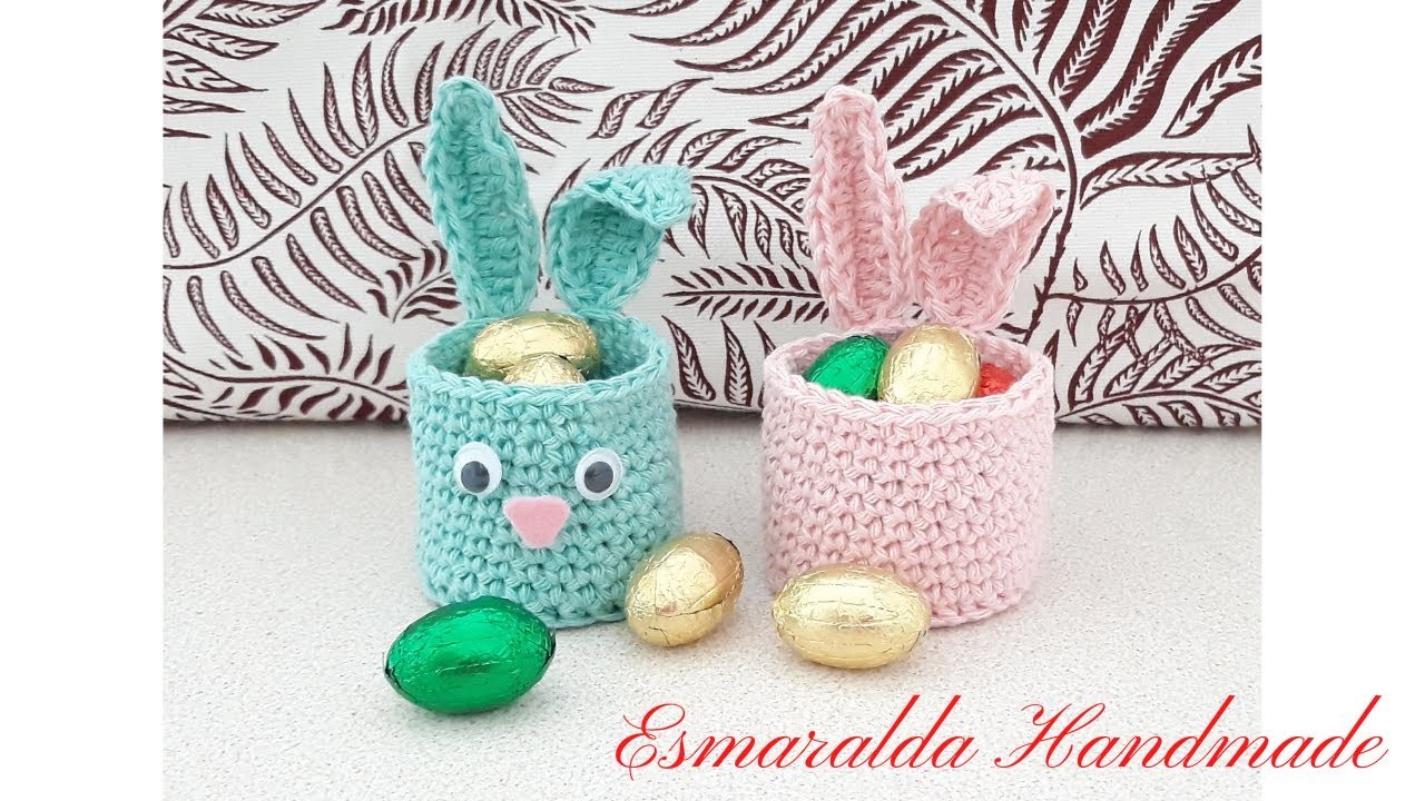 Coniglietto porta ovetti.The rabbit brings the chocolate eggs.El conejo trae los huevosde chocolate.